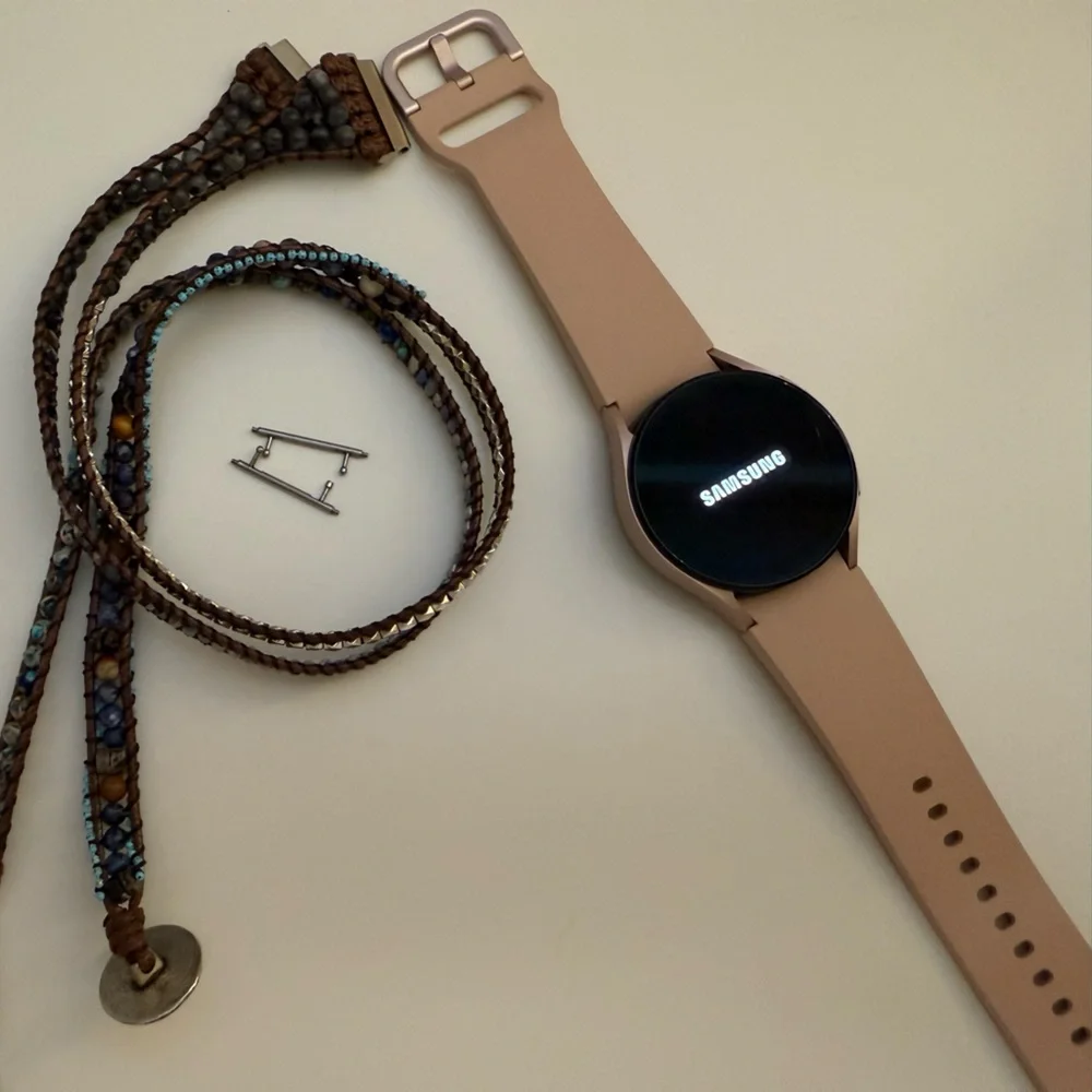 Samsung Galaxy Watch4 (S44E) with band and charger